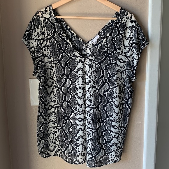 DG2 DIANE GILMAN Python Snake Print V Neck Cap Sleeve Blouse - Picture 2 of 6